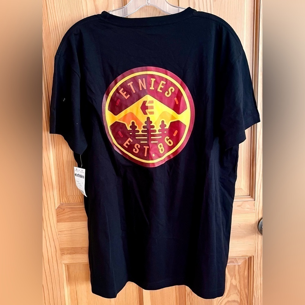 Etnies 3 Pines Skate T-Shirt NWT Black Size Large Retro Mountain Back Graphic
